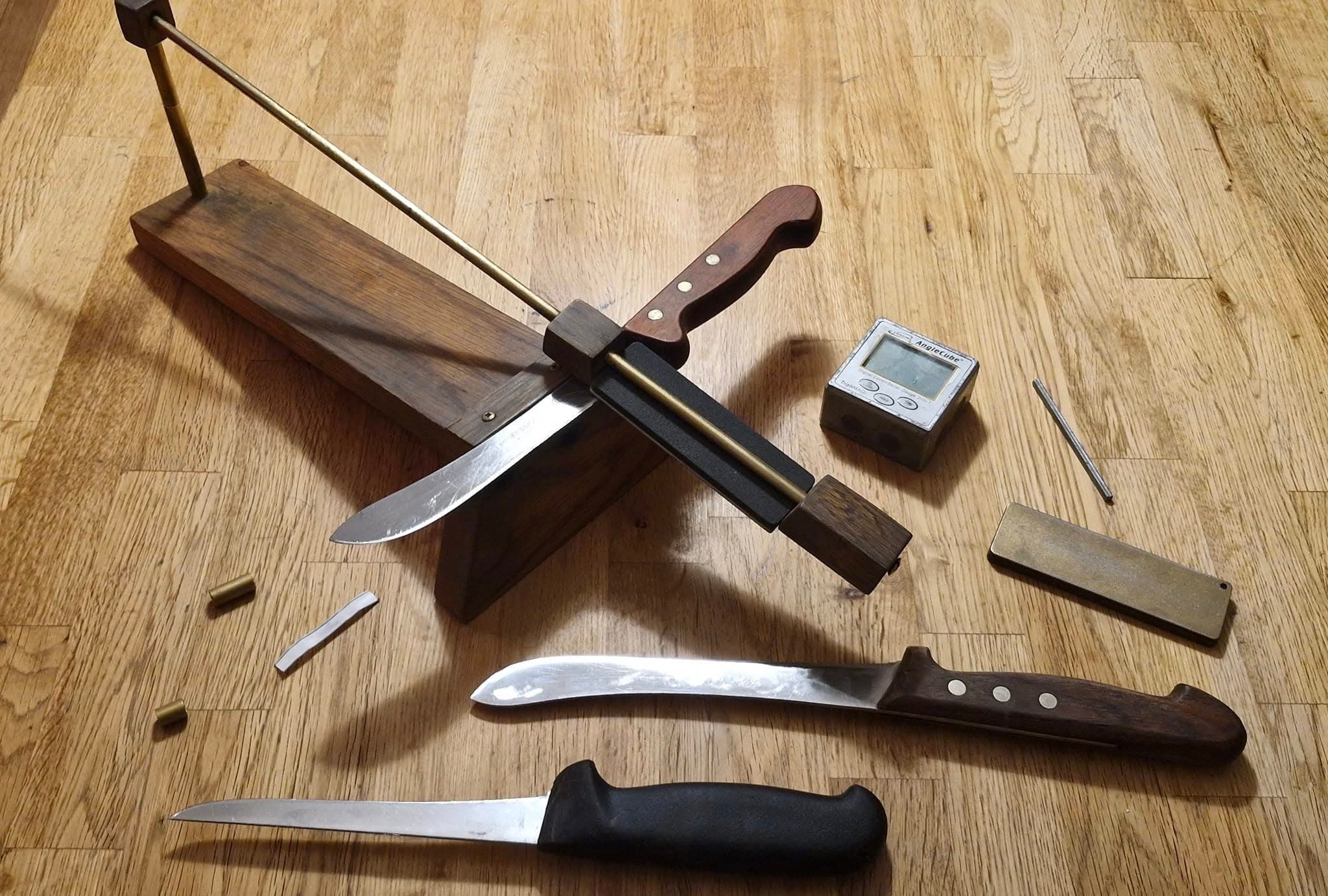 Slipjigg tillsammans med knivar och slipstenar